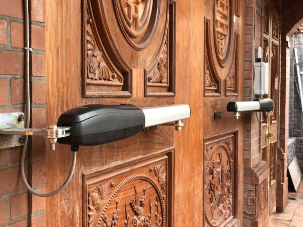 Motor cánh tay đòn cổng mở xoay tự động Roger Smarty 5