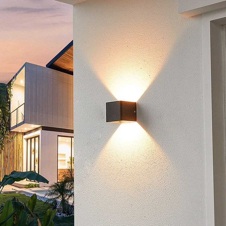 Den gan tuong ngoai troi hinh vuong duoc lap cho khong gian ngoai that